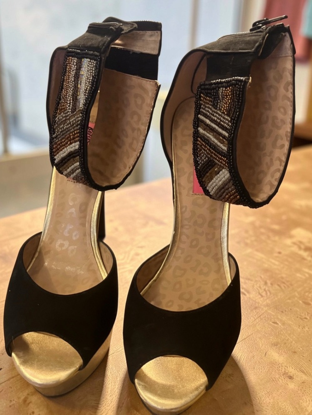 Betsey Johnson Women’s Preowned block heel sandals. Size 9